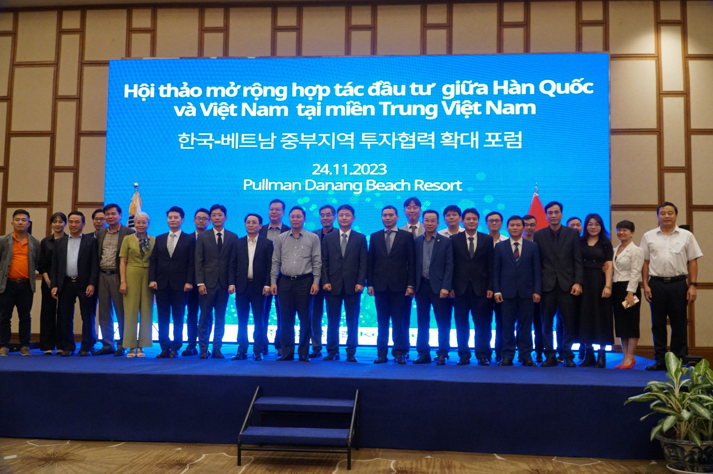 Lãnh đạo các tỉnh miền Trung chụp ảnh lưu niệm cùng Tổng lãnh sự quán Hàn Quốc tại Đà Nẵng và các doanh nghiệp Hàn Quốc tham dự hội thảo.