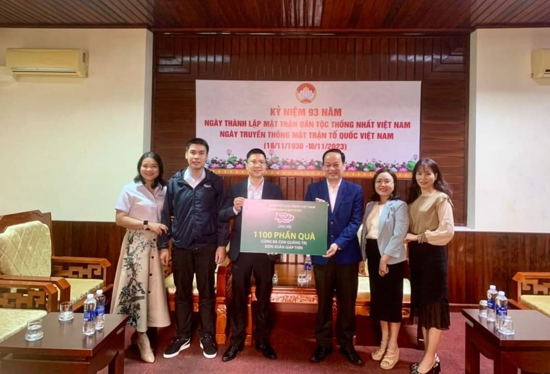 Đại diện Ủy ban Mặt trận Tổ quốc tỉnh Quảng Trị nhận biển tượng trưng cho 1.100 phần quà từ nhãn hàng Huda
