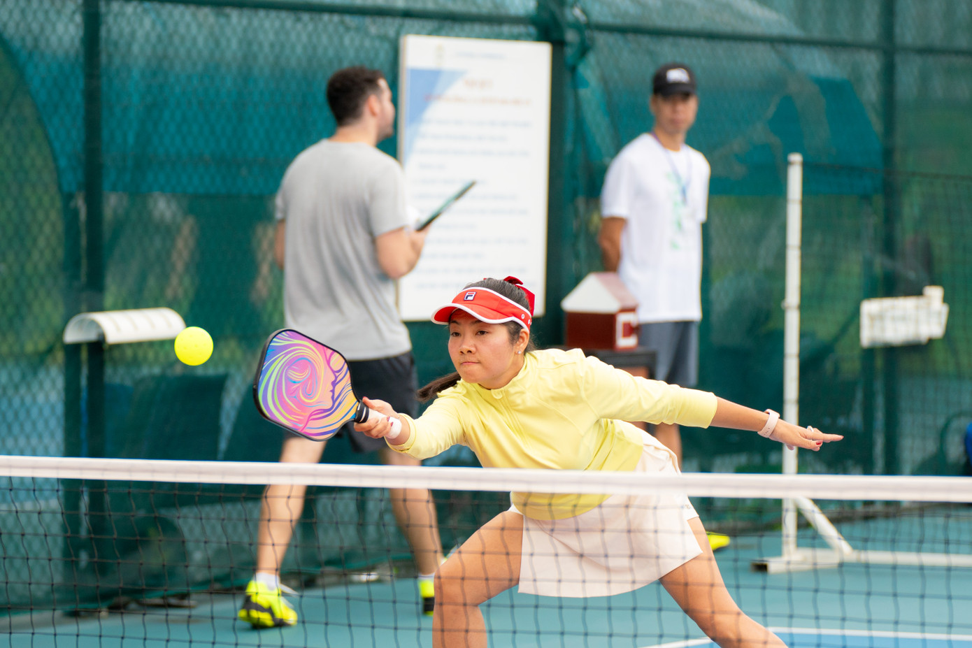 Các VĐV từ Đà Nẵng tìm vào sân Pickleball La Queenara để vui chơi môn thể thao yêu thích mỗi buổi chiều. Ảnh Đ. Trung Các VĐV từ Đà Nẵng tìm vào sân Pickleball La Queenara để vui chơi môn thể thao yêu thích mỗi buổi chiều. Ảnh Đ. Trung