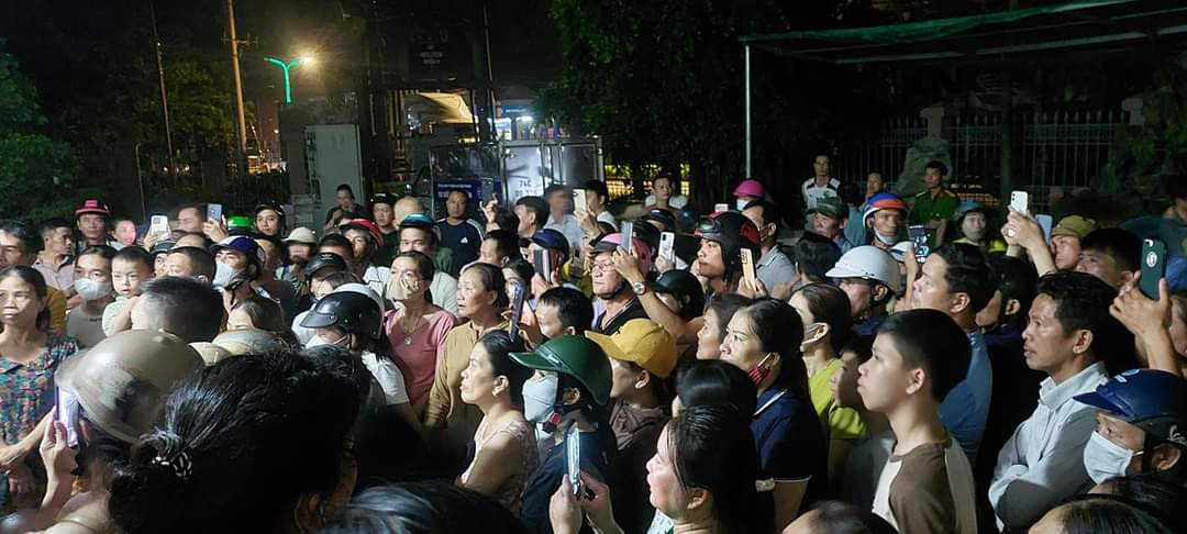 Người dân tụ tập tại trụ sở chi nhánh Điện lực Lao Bảo phản ứng về việc nhân viên bưu điện tự lấy thông tin cá nhân để mở tài khoản ngân hàng. Ảnh: MT.