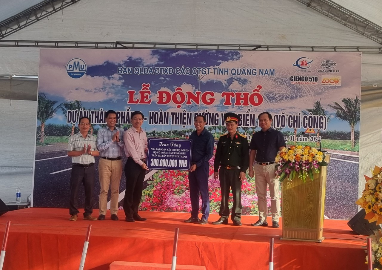 Liên danh các nhà thầu trao tặng nhà đại đoàn kết cho hộ nghèo của địa phương