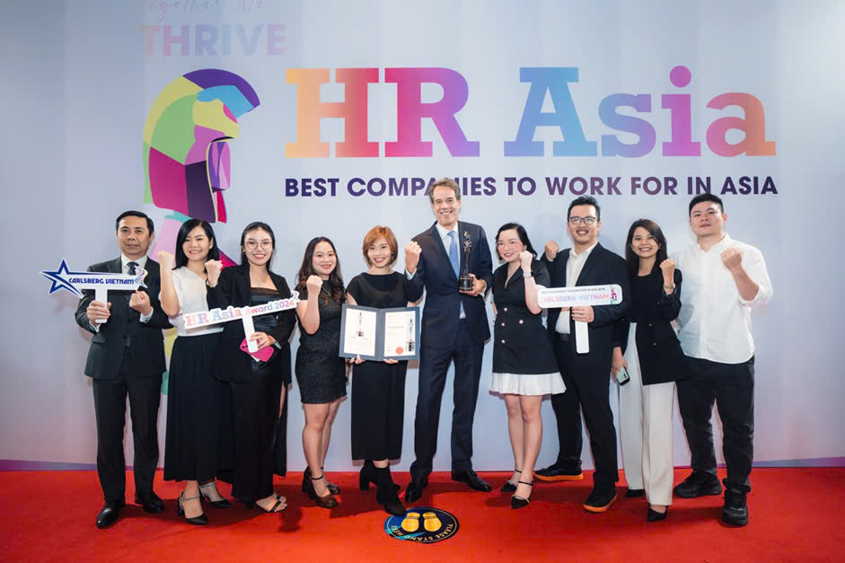Đội ngũ Carlsberg chụp ảnh lưu niệm tại lễ trao giải của HR Asia. Nguồn: Carlsberg Việt Nam.