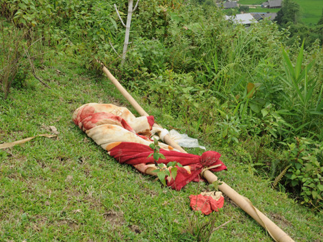 Ngày 16/9, những chiếc cáng tự chế dùng khiêng thi thể các nạn nhân vẫn còn quanh bãi vàng. Ảnh: Tuấn Nguyễn. Ngày 16/9, những chiếc cáng tự chế dùng khiêng thi thể các nạn nhân vẫn còn quanh bãi vàng. Ảnh: Tuấn Nguyễn