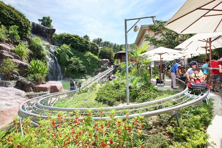 Vinpearl Alpine Coaster là hệ thống xe trượt núi đầu tiên trên đảo tại châu Á và cũng là hệ thống xe trượt núi dài nhất Đông Nam Á với tổng chiều dài 1.760m