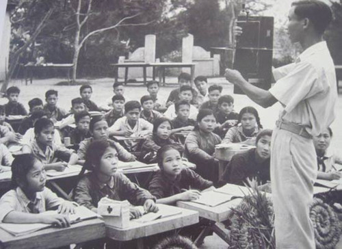 Giữa mưa bom bão đạn, lòng ham học của trò và tình yêu sư phạm của người thầy giúp lớp học luôn được duy trì