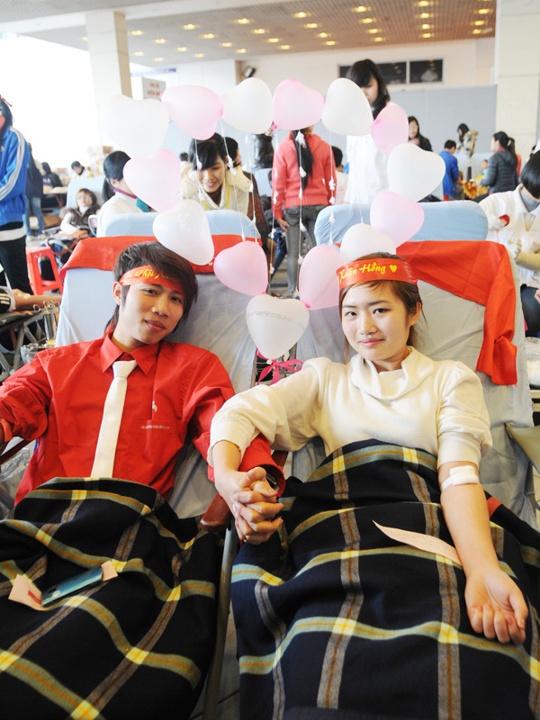 Đây cũng là dịp để nhiều cặp đôi yêu nhau bày tỏ tình yêu thương đối với mọi người