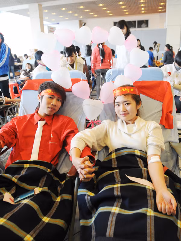 Đây cũng là dịp để nhiều cặp đôi yêu nhau bày tỏ tình yêu thương đối với mọi người