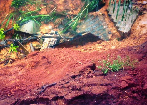 Dù đã nhiều lần người dân và chính quyền địa phương tiến hành sửa chữa, khắc phục nhưng sau mỗi trận mưa đều bị nước phá vỡ nát - Ảnh: Tây Nguyên. Dù đã nhiều lần người dân và chính quyền địa phương tiến hành sửa chữa, khắc phục nhưng sau mỗi trận mưa đều bị nước phá vỡ nát - Ảnh: Tây Nguyên