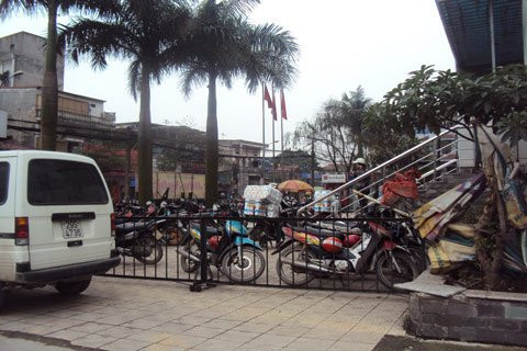 Những bãi trông giữ xe mọc lên ngay trong khu dân cư