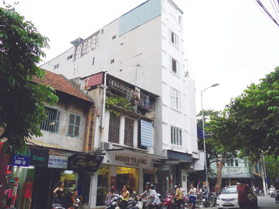 Tòa nhà số 2 Hàng Gà vừa xây xong cao hơn nhiều nhà xung quanh Ảnh: Xuân Phú