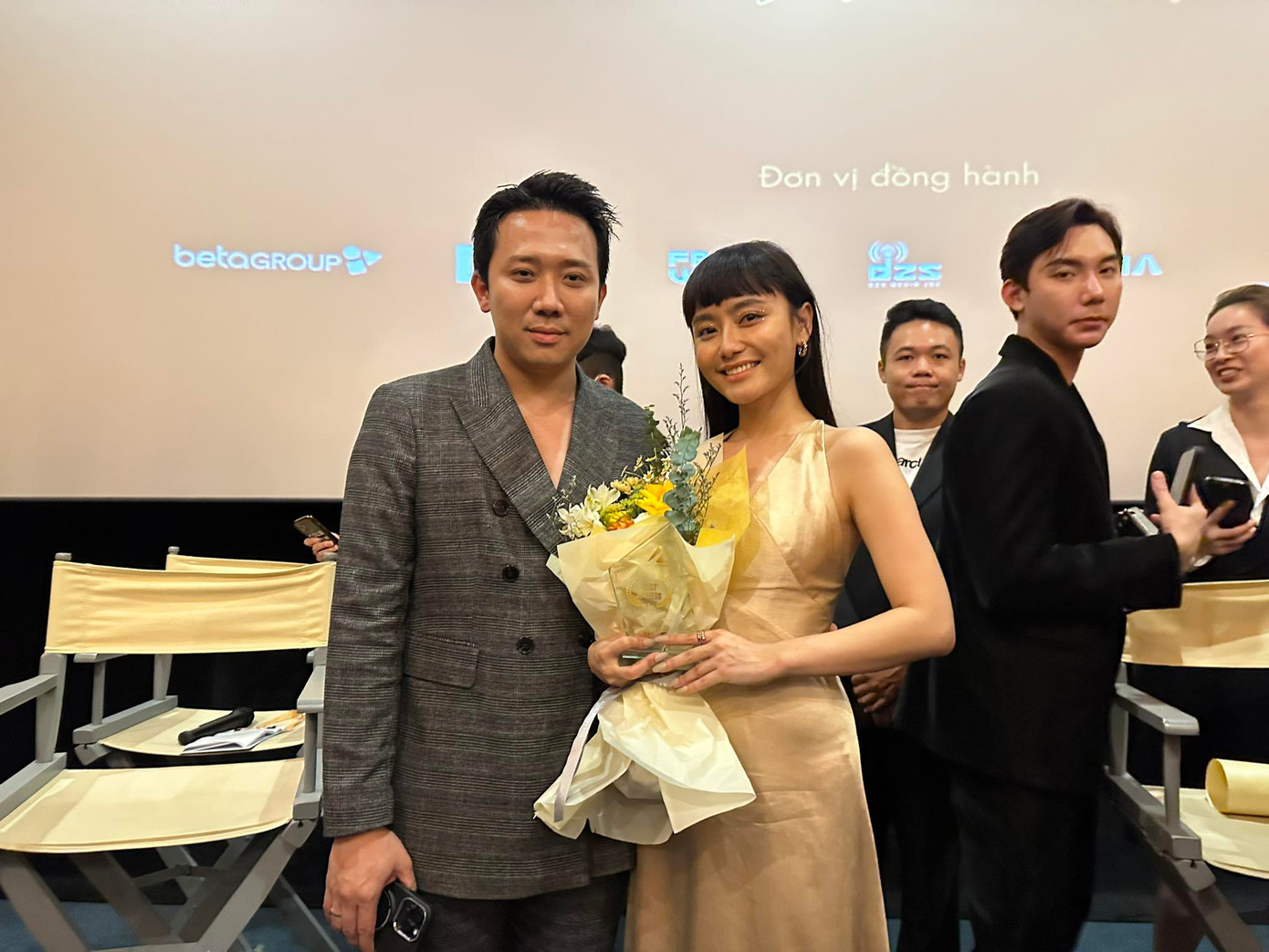 Trấn Thành và tân binh Tú Hồ - đoạt giải Nữ diễn viên xuất sắc nhất trong buổi lễ tốt nghiệp. Trấn Thành và tân binh Tú Hồ - đoạt giải Nữ diễn viên xuất sắc nhất trong buổi lễ tốt nghiệp.