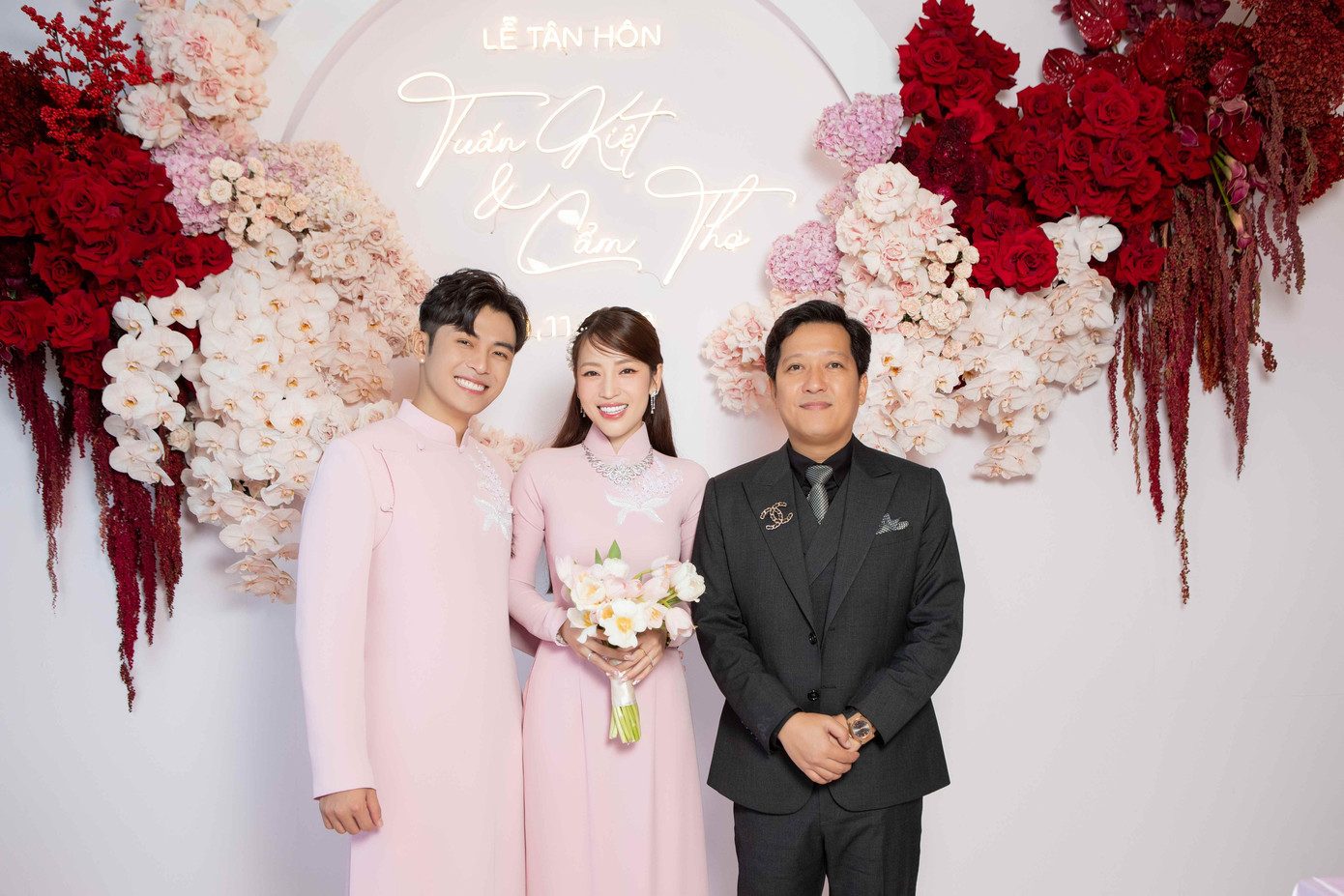 "Ông tơ" Trường Giang là chủ hôn cho lễ gia tiên của cặp đôi. "Ông tơ" Trường Giang là chủ hôn cho lễ gia tiên của cặp đôi.