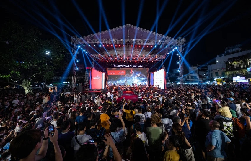 Concert nằm trong khuôn khổ chương trình "Lễ hội Vương Quốc Anh" tại Hà Nội. Concert nằm trong khuôn khổ chương trình "Lễ hội Vương Quốc Anh" tại Hà Nội.