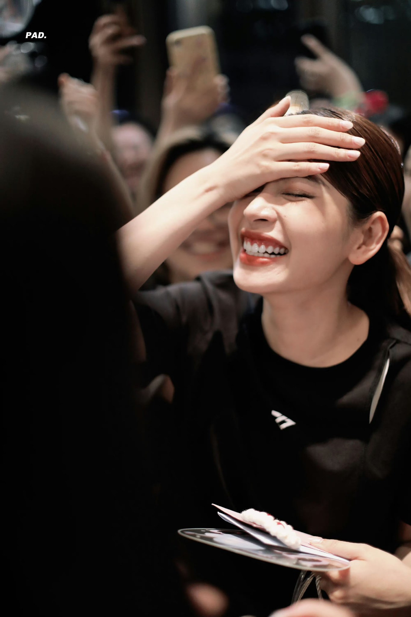 Dù trải qua ngày làm việc căng thẳng, Chi Pu "ghi điểm tuyệt đối" khi luôn xuất hiện với năng lượng tích cực trước người hâm mộ. Dù trải qua ngày làm việc căng thẳng, Chi Pu "ghi điểm tuyệt đối" khi luôn xuất hiện với năng lượng tích cực trước người hâm mộ.