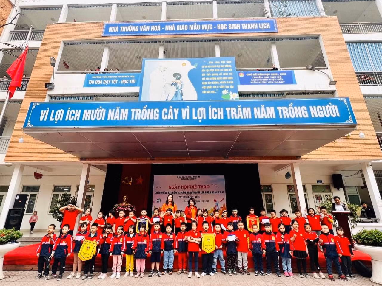 Tween trường Tiểu học Đại Từ phấn khích trên bục nhận giải.