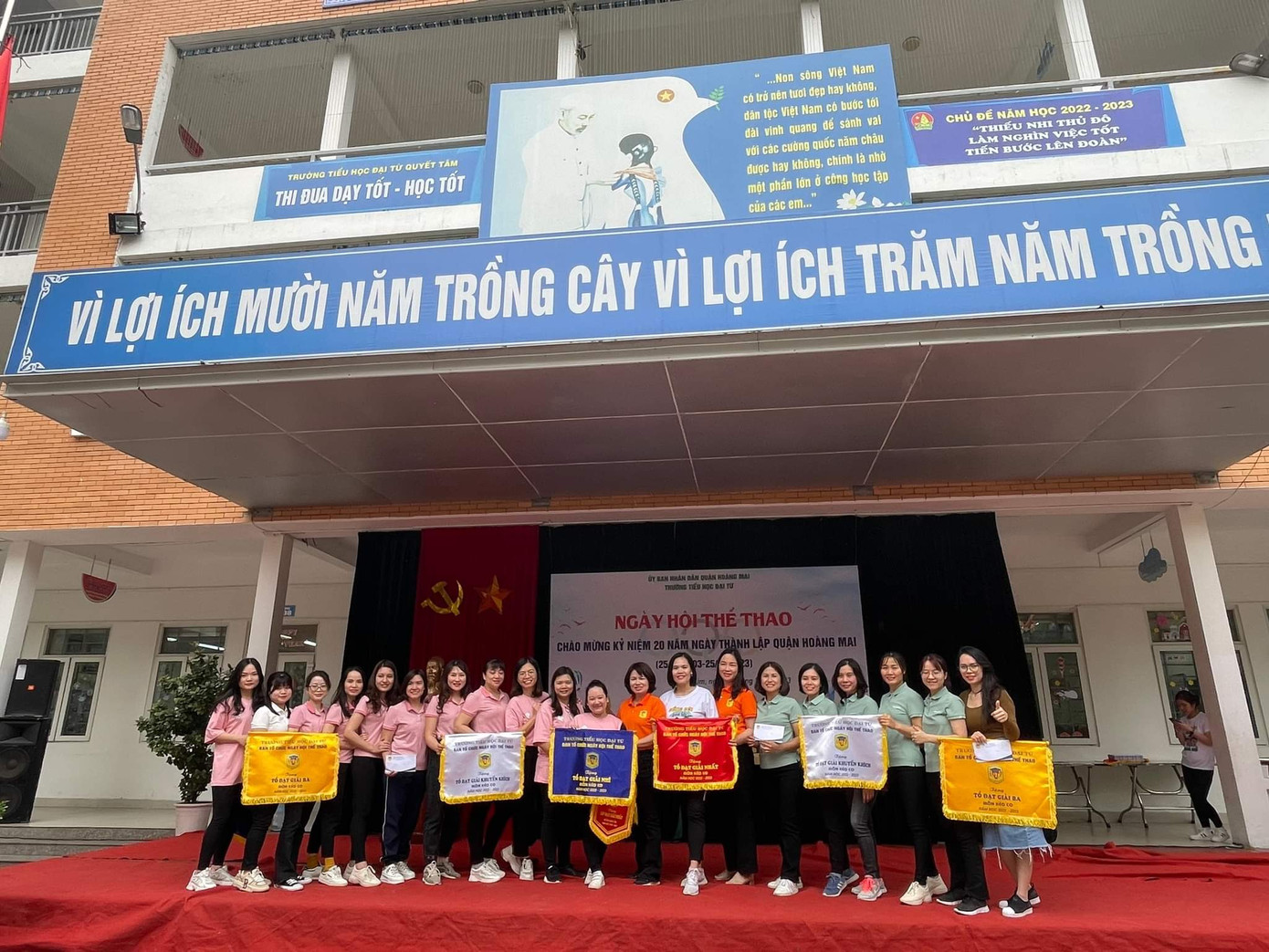Lễ trao giải được tổ chức trong niềm hân hoan của thầy trò trường Tiểu học Đại Từ, ngay sau khi phần thi kéo co của các thầy cô kết thúc.