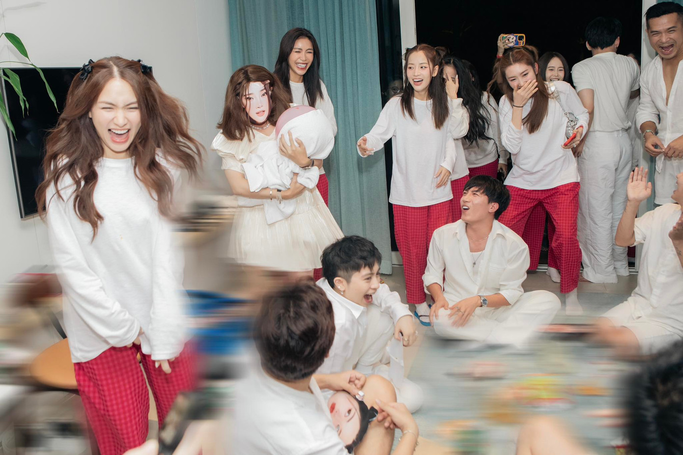 Khoảnh khắc 2 phe giao lưu với nhiều trò vui nghịch ngợm. Khoảnh khắc 2 phe giao lưu với nhiều trò vui nghịch ngợm.