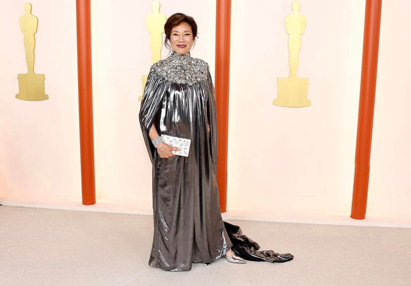 Janet Yang - Chủ tịch Viện Hàn lâm Khoa học và Nghệ thuật Điện ảnh Mỹ xuất hiện đầy quyền lực với thiết kế nằm trong BST “Sa Vũ&quot; của NTK Lê Thanh Hòa.