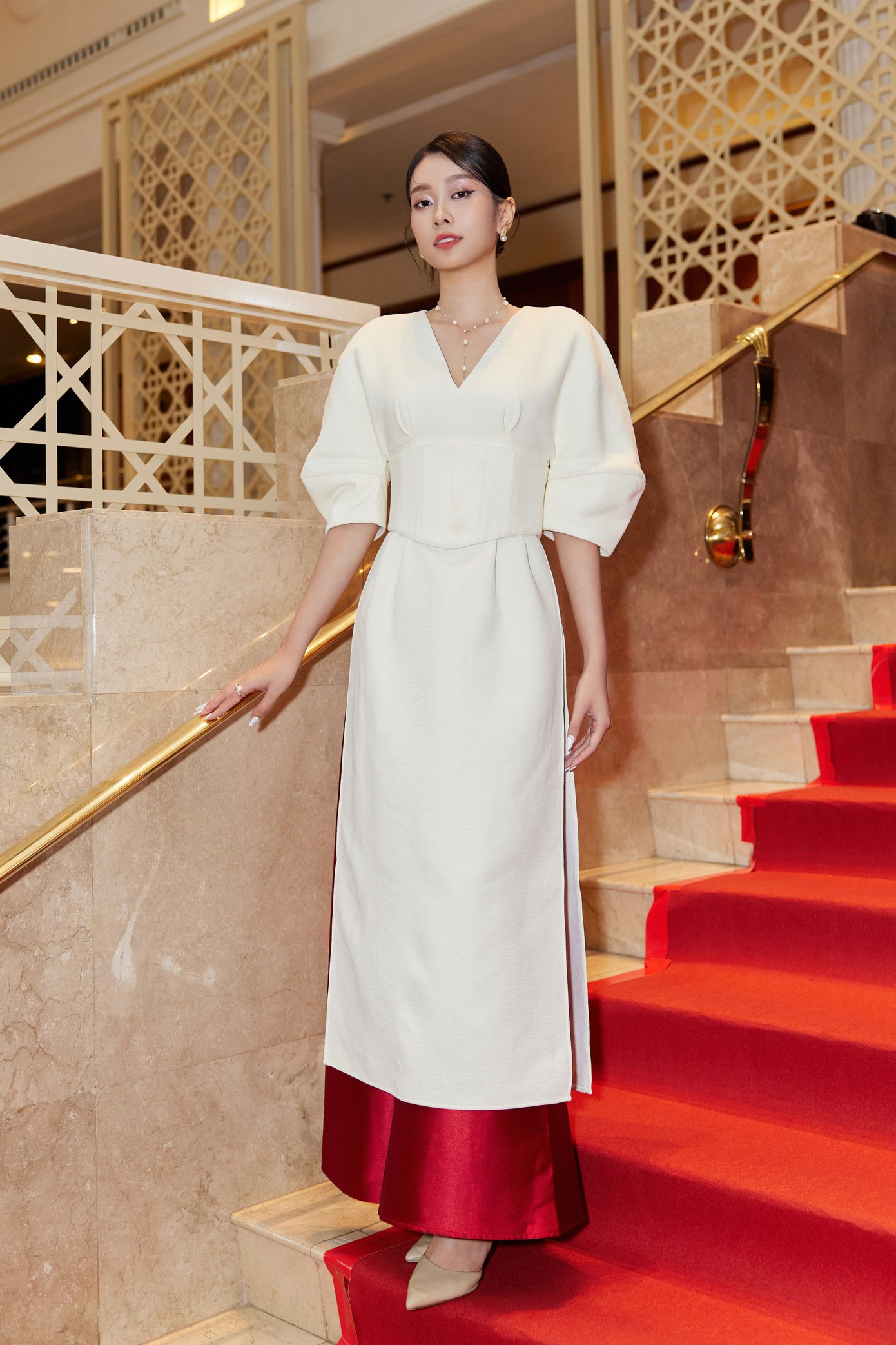 Miss Peace Vietnam Ban Mai diện trang phục trắng nền nã. Cô đảm nhận vai trò MC cho sự kiện.