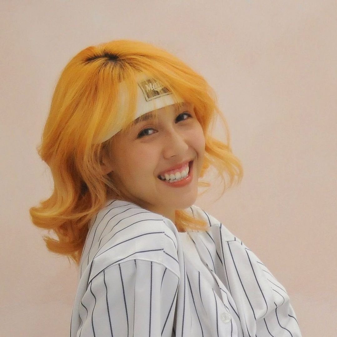 Trước khi trở về màu tóc đen cơ bản, Hậu Hoàng từng thử qua nhiều màu sắc khác nhau. Trước khi trở về màu tóc đen cơ bản, Hậu Hoàng từng thử qua nhiều màu sắc khác nhau.