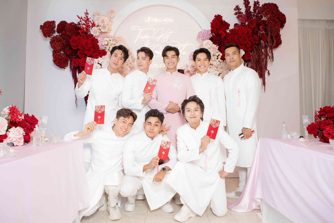 Phía nhà trai khoe visual ấn tượng trong buổi lễ ra mắt gia đình. Phía nhà trai khoe visual ấn tượng trong buổi lễ ra mắt gia đình.