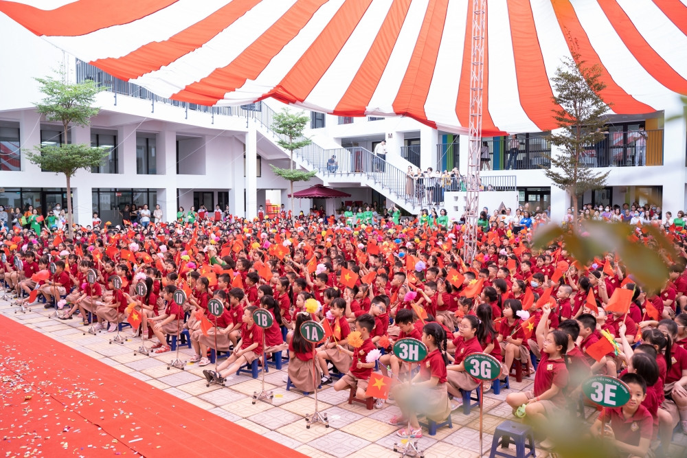 Sân trường tràn ngập sắc đỏ hân hoan.