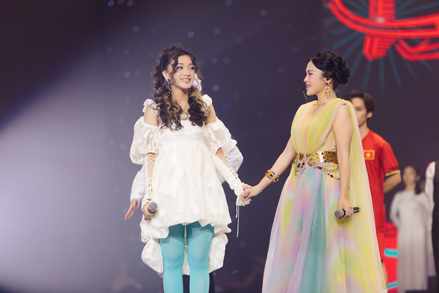 Chi Xê từng vinh dự song ca cùng cô “O Sen” Ngọc Mai tại TikTok Awards 2022.