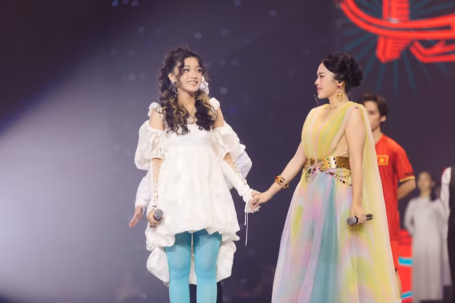 Chi Xê từng vinh dự song ca cùng cô “O Sen” Ngọc Mai tại TikTok Awards 2022.