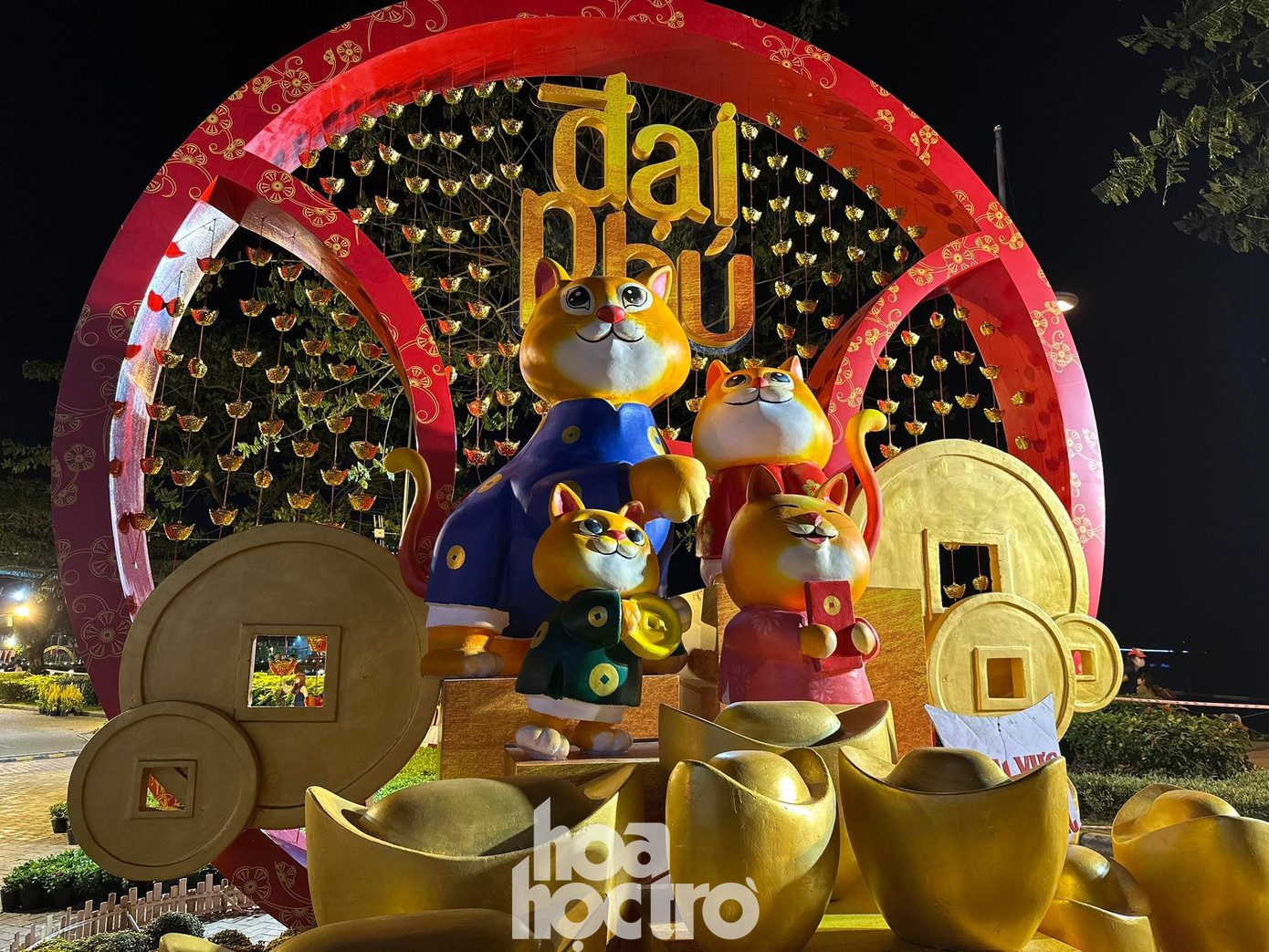 Gia đình nhà Mèo đậm chất Việt với lời chúc đoàn viên, thịnh vượng.