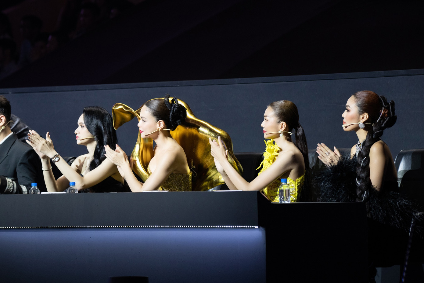 Dàn super mentor dành sự cổ vũ cho Lâm Châu khi cô trực tiếp nói lời xin lỗi khán giả. Dàn super mentor dành sự cổ vũ cho Lâm Châu khi cô trực tiếp nói lời xin lỗi khán giả.