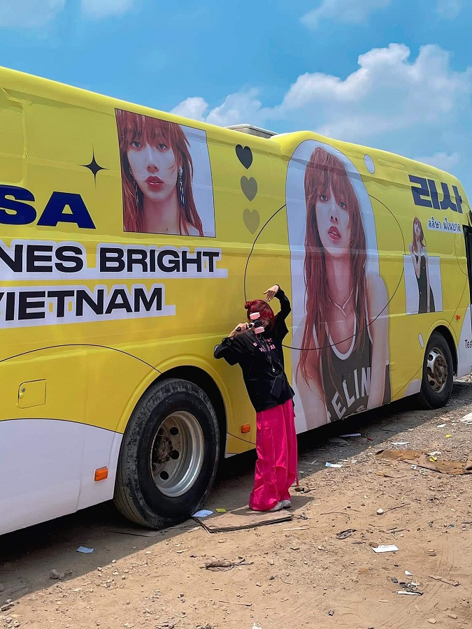 Xe buýt của Lisa với tông màu vàng chủ đạo cũng bắt đầu xuất phát lúc 15 giờ ngày 29/7. - Nguồn: Vũ Ngọc Thảo Xe buýt của Lisa với tông màu vàng chủ đạo cũng bắt đầu xuất phát lúc 15 giờ ngày 29/7. - Nguồn: Vũ Ngọc Thảo