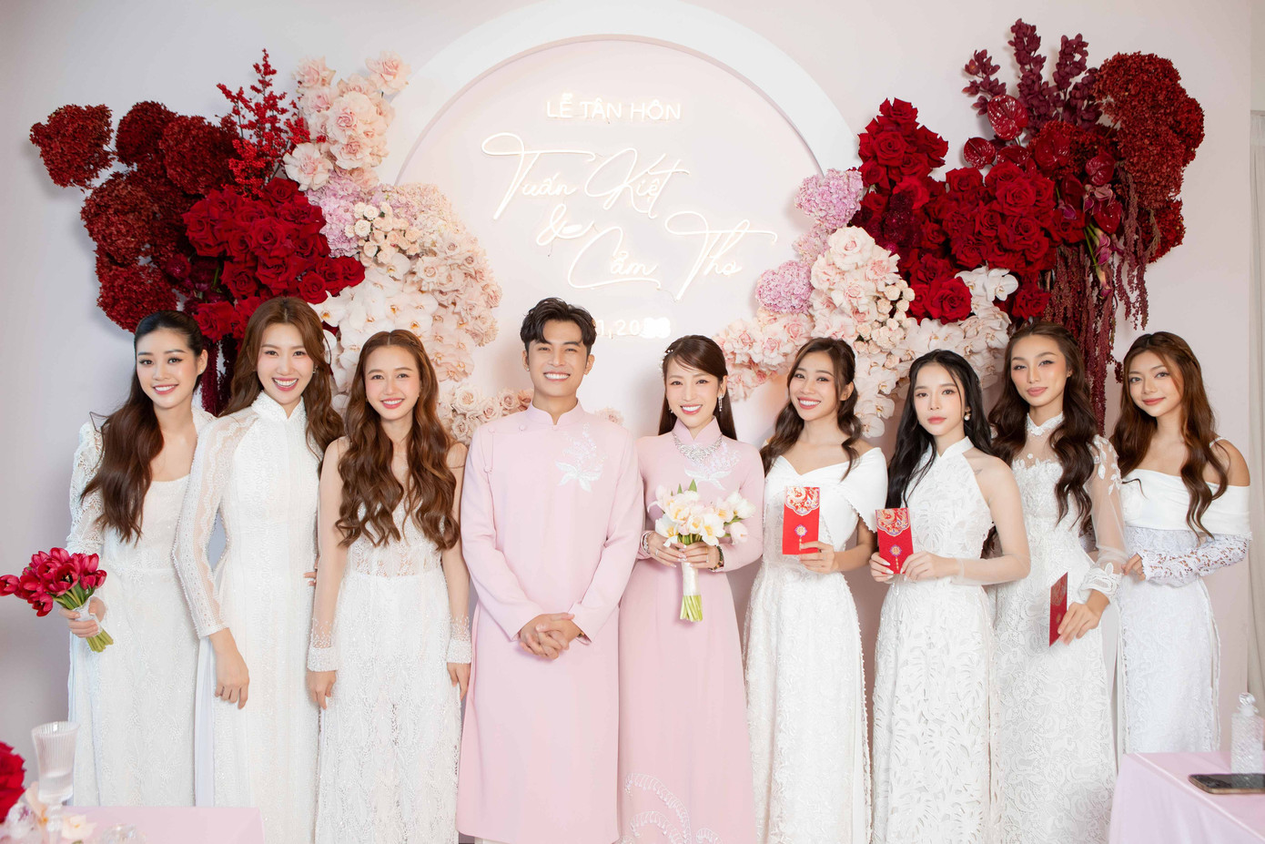 Dàn phụ dâu của nhà gái quy tụ toàn "cực phẩm". Dàn phụ dâu của nhà gái quy tụ toàn "cực phẩm".