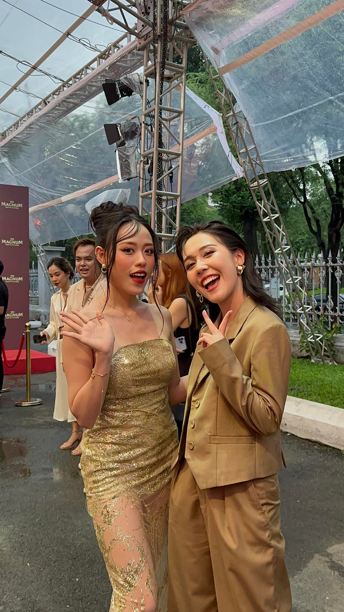 Hậu Hoàng chụp ảnh cùng hot TikToker 20 triệu followers Trà Đặng tại sự kiện ẩm thực. Hậu Hoàng chụp ảnh cùng hot TikToker 20 triệu followers Trà Đặng tại sự kiện ẩm thực.