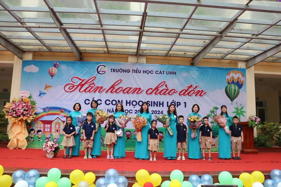 Các cô giáo chủ nhiệm lớp 1 nhận hoa từ phụ huynh và tween.