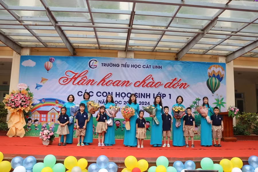 Các cô giáo chủ nhiệm lớp 1 nhận hoa từ phụ huynh và tween.