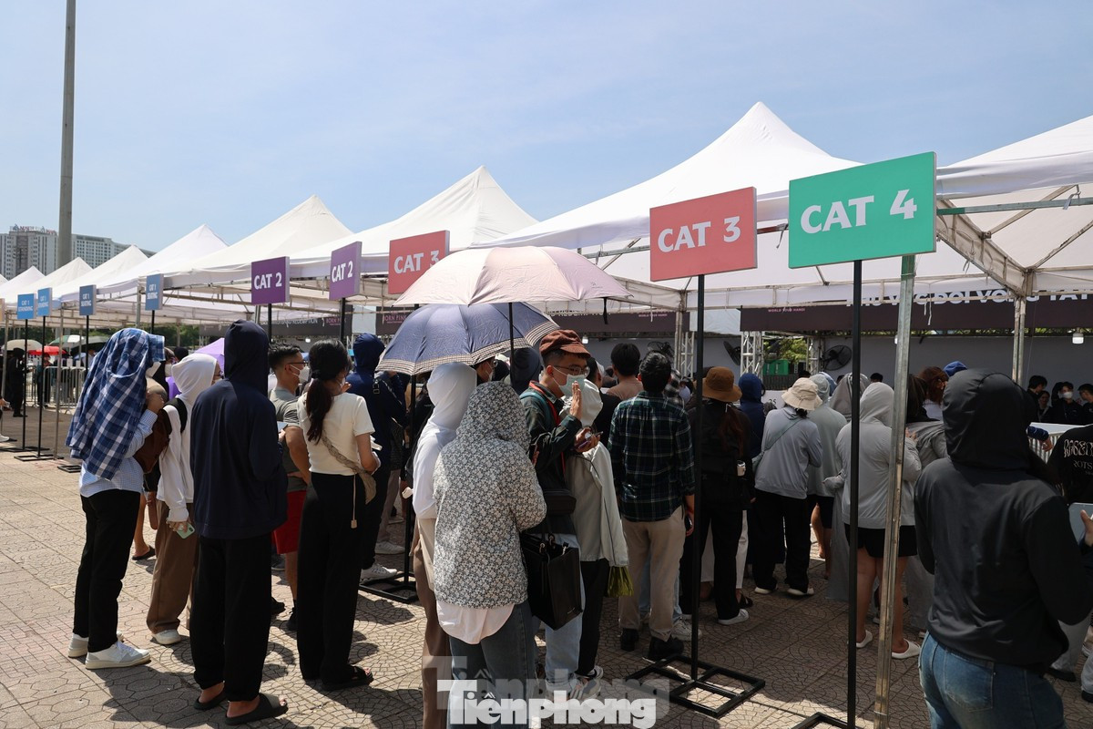 Khán giả xếp hàng dài chờ đổi vòng tay ngày 26/7. Ảnh: Như Ý Khán giả xếp hàng dài chờ đổi vòng tay ngày 26/7. Ảnh: Như Ý