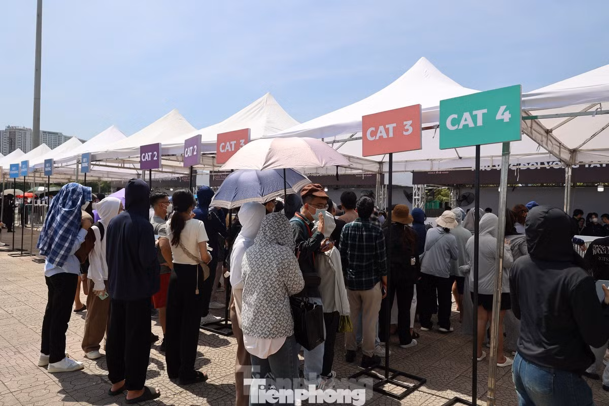 Khán giả xếp hàng dài chờ đổi vòng tay ngày 26/7. Ảnh: Như Ý