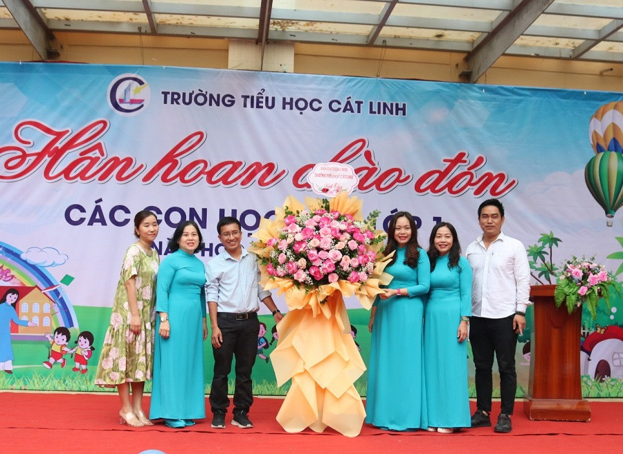 Ban đại diện cha mẹ học sinh tặng hoa chúc mừng tới ban giám hiệu và toàn thể thầy cô giáo của trường.