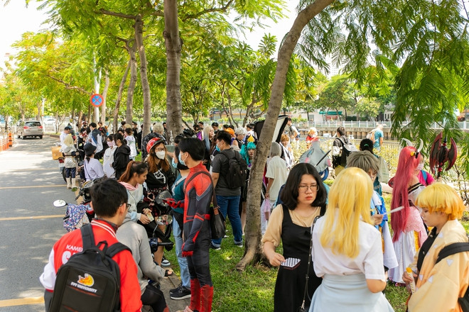 Năm ngoái, người tham gia phải xếp hàng dài cả cây số. Năm ngoái, người tham gia phải xếp hàng dài cả cây số.