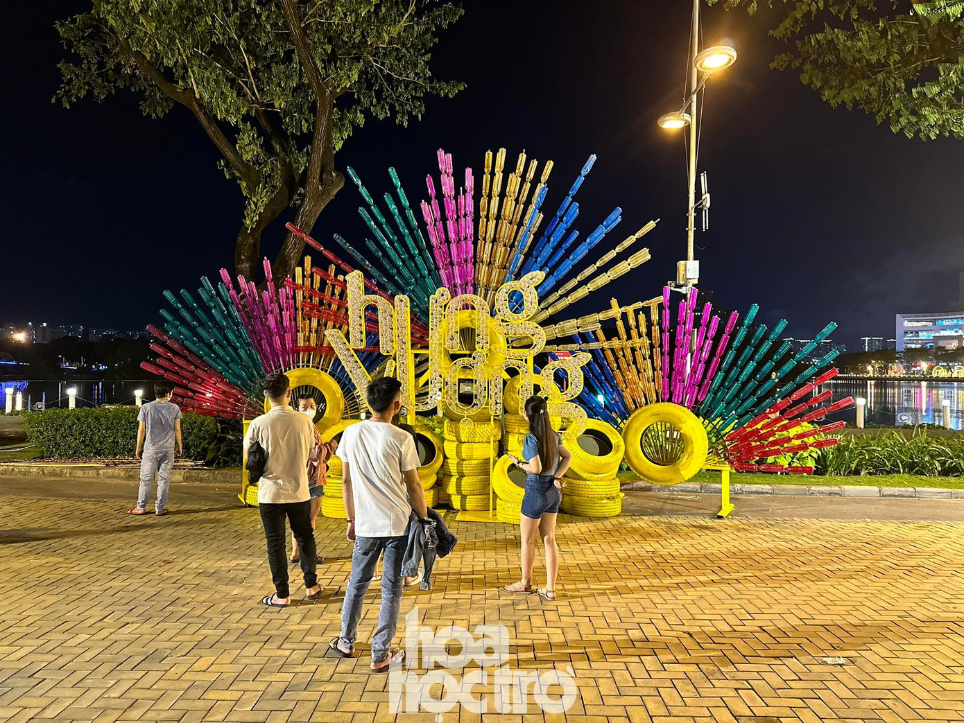 Những sắc màu rực rỡ kết hợp với nhau mong cầu một năm mới hưng thịnh.