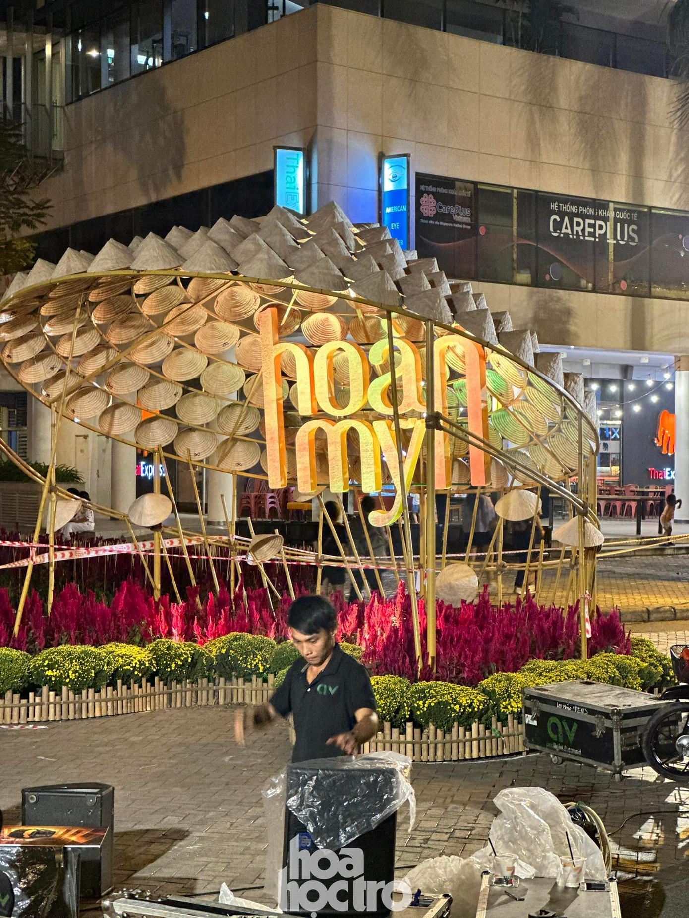 Biểu tượng nón lá khổng lồ Việt Nam chiếm spotlight bởi sự độc đáo.