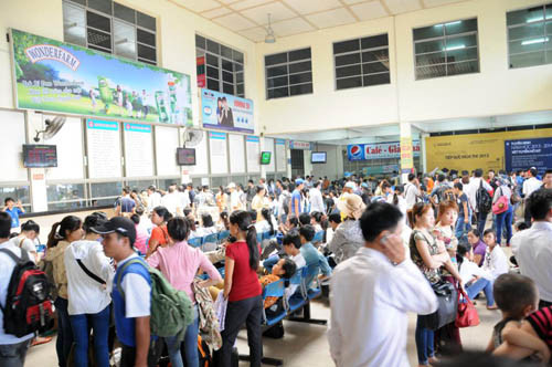 Nhiều phụ huynh và sĩ tử vẫn phải ngồi chờ đến chiều mới có tuyến xe khác để về quê