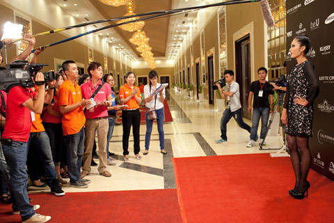 Các thí sinh được làm quen với giới truyền thông. Các thí sinh được làm quen với giới truyền thông