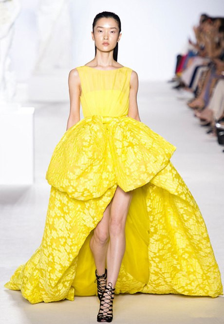 Siêu mẫu Đỗ Quyên (Du Juan) trình diễn trong show của Giambattista Valli tại Tuần thời trang Paris 2013