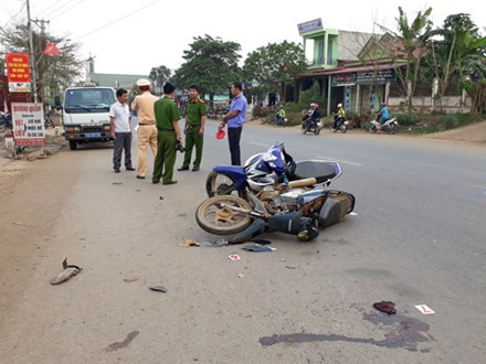 BẢN TIN ATGT: Xe máy đấu đầu ô tô, nhiều người thương vong ảnh 6