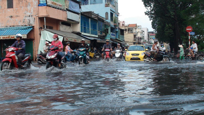 Nước ngập lênh láng trên đường Ngô Nhân Tịnh, Q.5 - Ảnh: Đức Phú