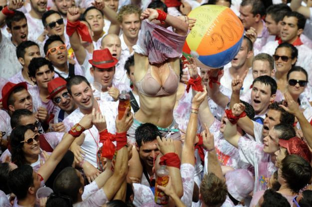 Những cô gái cuồng nhiệt trong lễ hội bò tót không khác gì những fan hâm mộ mùa Euro 2012