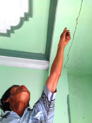 Nhà dân Phong Xuân bị nứt được cho là do nổ mìn khai thác đá. Nhà dân Phong Xuân bị nứt được cho là do nổ mìn khai thác đá