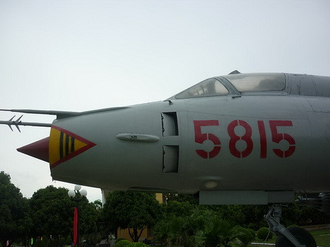 Đầu năm 1988, chiếc tiêm kích – bom Su-22 số hiệu 5815 do phi công Vũ Xuân Cương điều khiển đã thực hiện thành công chuyến bay từ Phan Rang ra quần đảo Trường Sa. Đây là lần đầu tiên máy bay chiến đấu của Không quân Nhân dân Việt Nam bay ra tuần tiễu bảo vệ Trường Sa