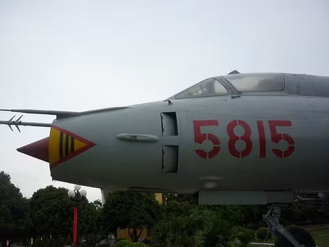 Đầu năm 1988, chiếc tiêm kích – bom Su-22 số hiệu 5815 do phi công Vũ Xuân Cương điều khiển đã thực hiện thành công chuyến bay từ Phan Rang ra quần đảo Trường Sa. Đây là lần đầu tiên máy bay chiến đấu của Không quân Nhân dân Việt Nam bay ra tuần tiễu bảo vệ Trường Sa